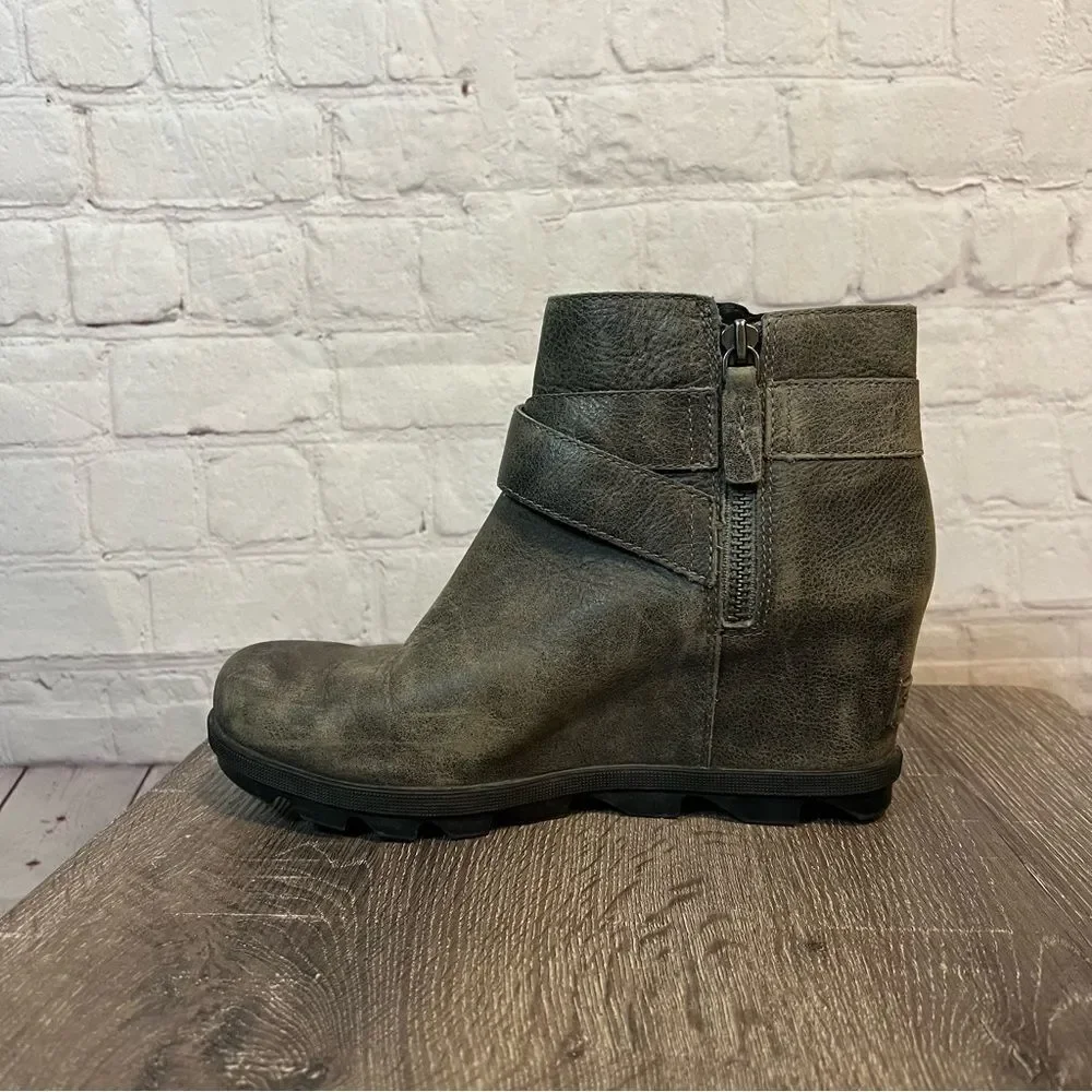 WOMEN'S JOAN OF ARCTIC™ WEDGE II BUCKLE BOOTIE size 9.5